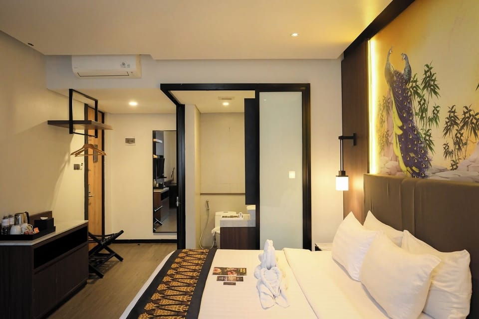 Suite Room | Premium bedding, in-room safe, laptop workspace, blackout drapes