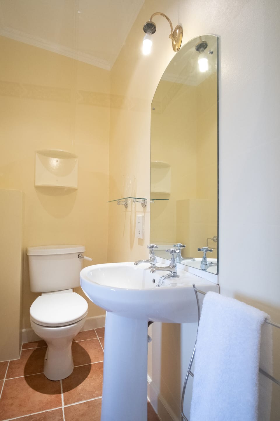 Twin Room | Bathroom | Shower, free toiletries, towels