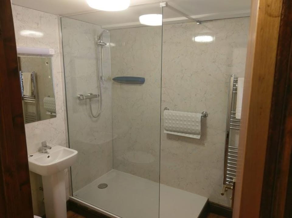 Standard Room | Bathroom | Shower, free toiletries, hair dryer, towels