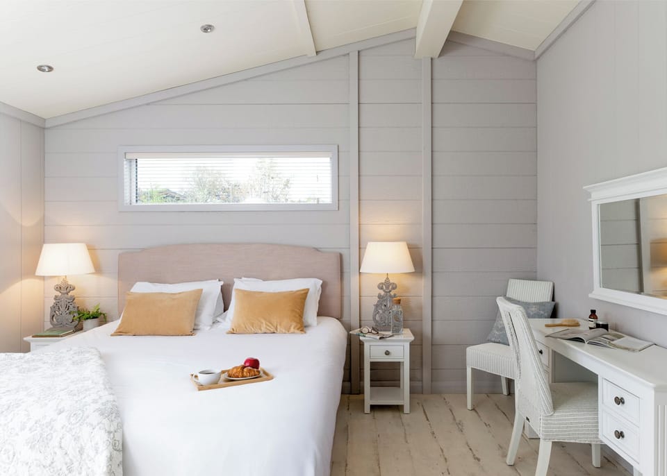 Bedroom, Bed