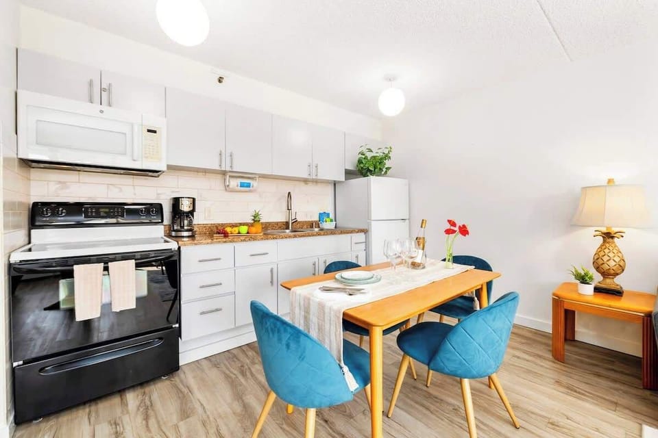 Fully equipped kitchen and dining table with 4 chairs.