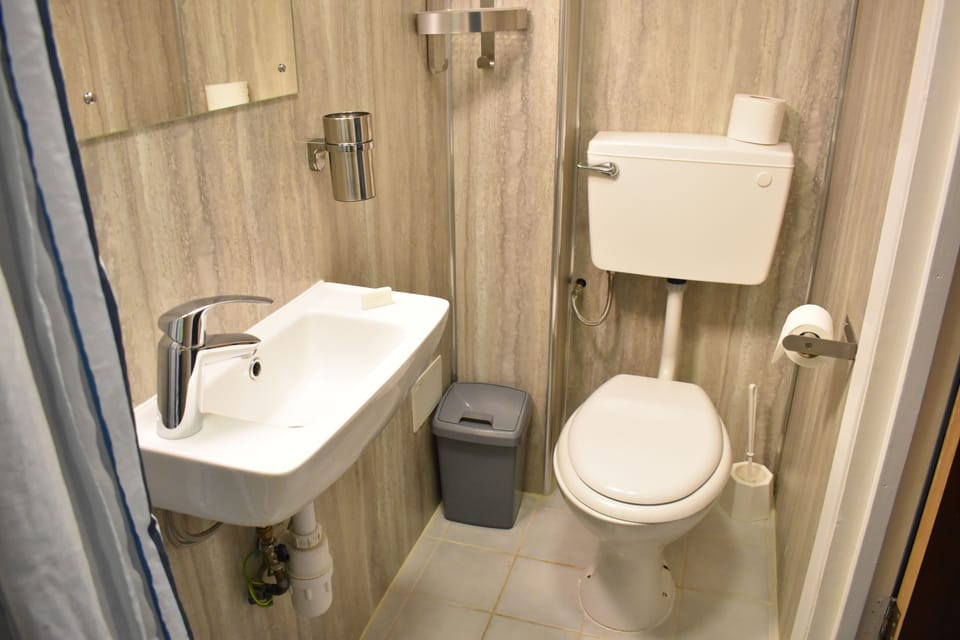 Family Quadruple Room, Multiple Beds, Ensuite | Bathroom | Free toiletries, hair dryer (on request), towels, soap