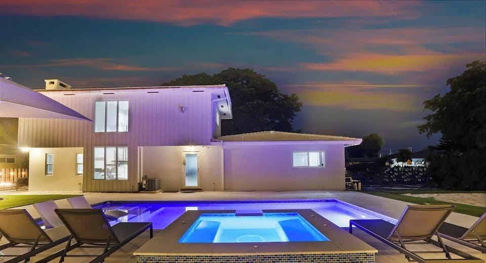 ndulge in our heated pool, jacuzzi, and mini golf course, where every amenity awaits to elevate your vacation experience to new heights. ‍♂️⛳ #LuxuryRetreat #AllInOne