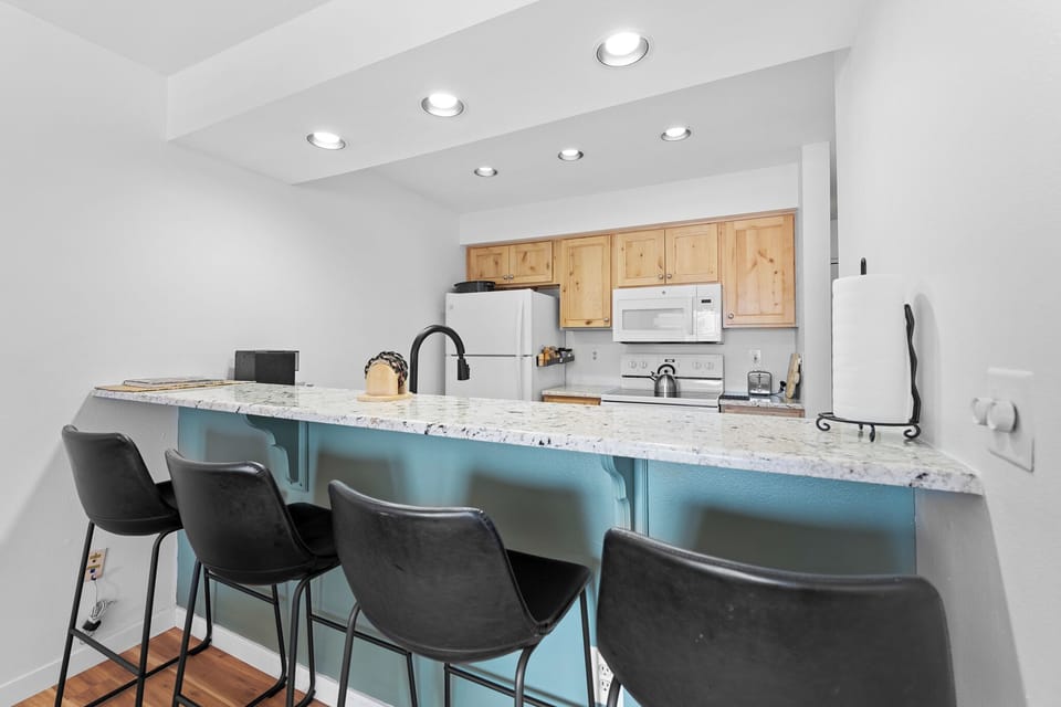 Breakfast bar seating 4 for casual dining.