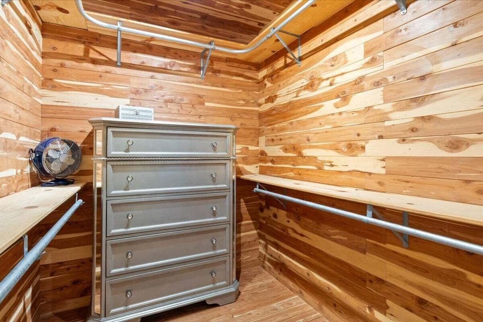 Cedar closets off Master King