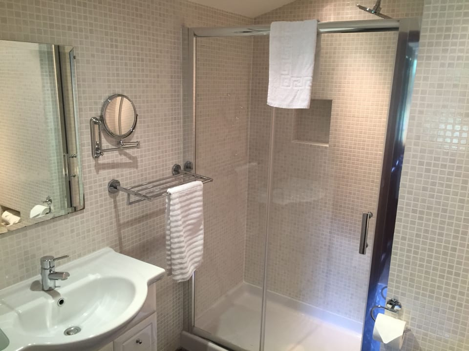 Log Cabin Double | Bathroom | Free toiletries, hair dryer, towels, soap