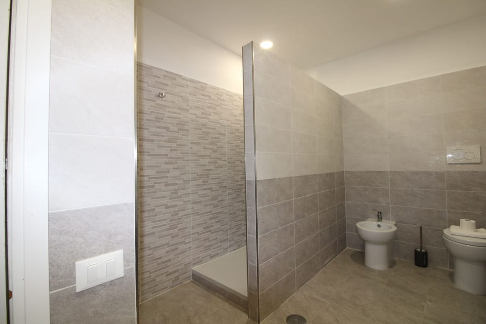 Standard Quadruple Room | Bathroom | Shower, free toiletries, hair dryer, bidet