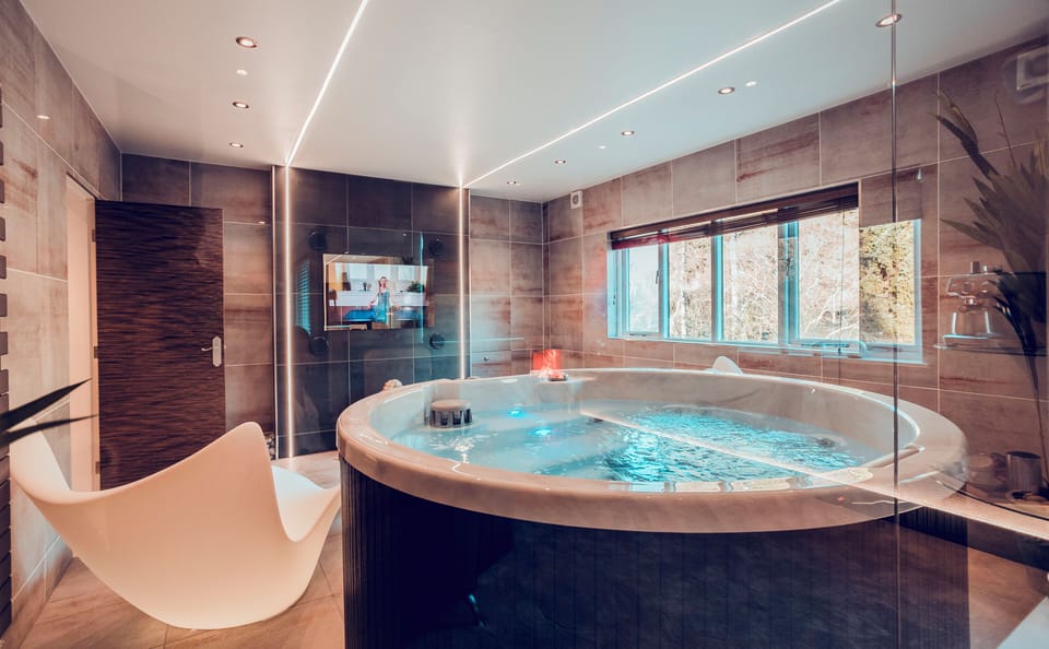Suite (The Penthouse Retreat) | Bathroom | Designer toiletries, hair dryer, bathrobes, towels