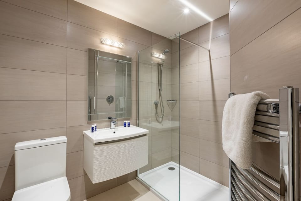 Ground Floor Double | Bathroom | Free toiletries, hair dryer, bathrobes, slippers