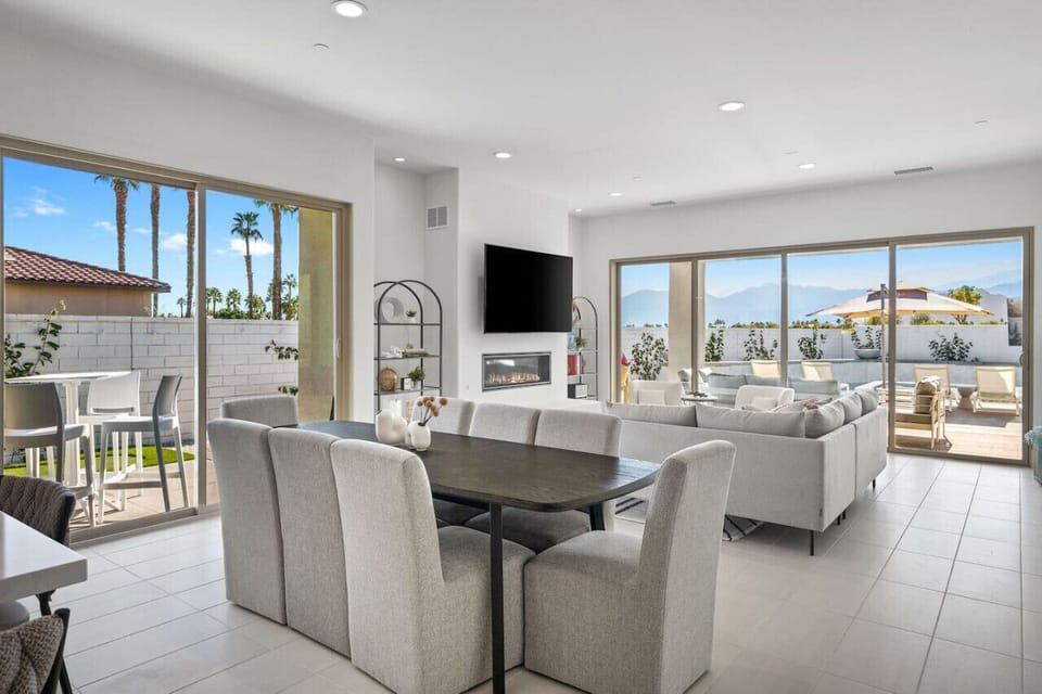 Open dining & living area filled w/ natural light & easy access to the backyard.