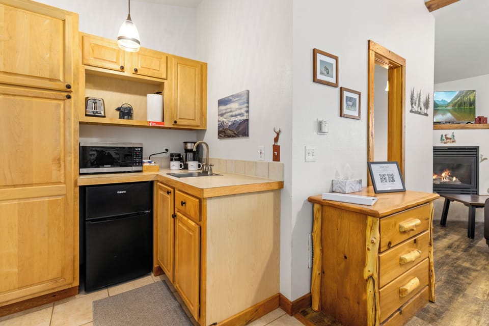 Romantic Cabin, 1 King Bed | Private kitchen | Mini-fridge, microwave, coffee/tea maker, toaster