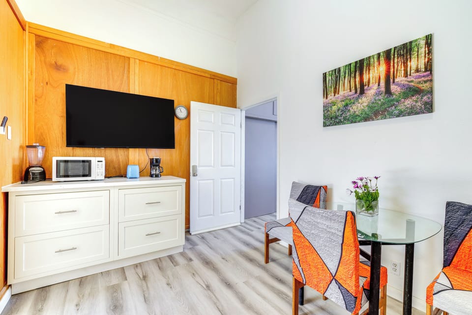 Interior | Dining Area | Smart TV | Free WiFi | Central A/C