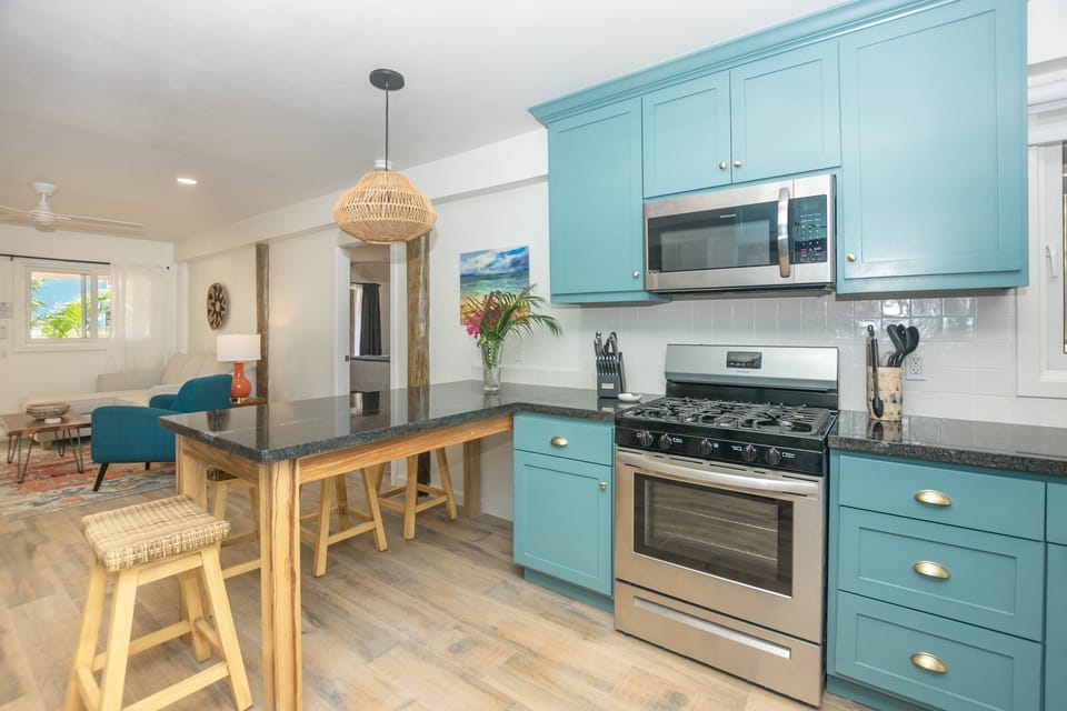 Full size kitchen with Grill, Oven, Microwave and Refrigerator
