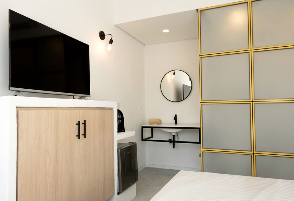 Comfort Double Room, 1 Queen Bed | Desk, laptop workspace, iron/ironing board (on request), WiFi (free)