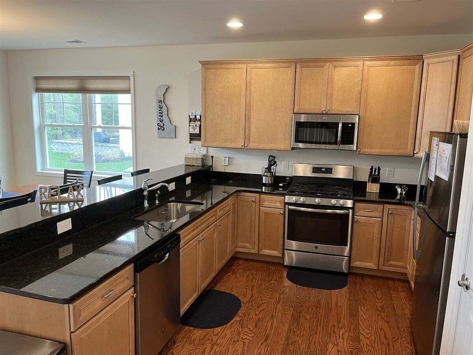 Large Kitchen with 4 kitchen seats