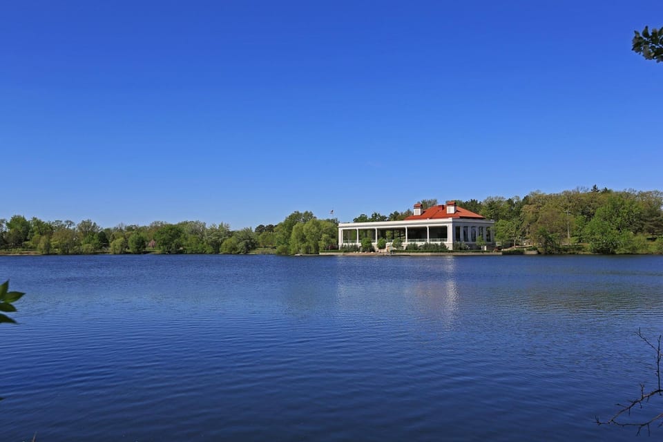 Lake Como 1 mile away