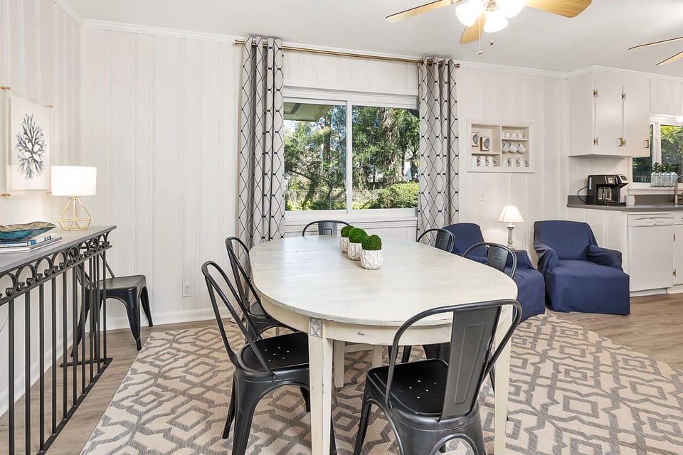Dining area with seating for 6.