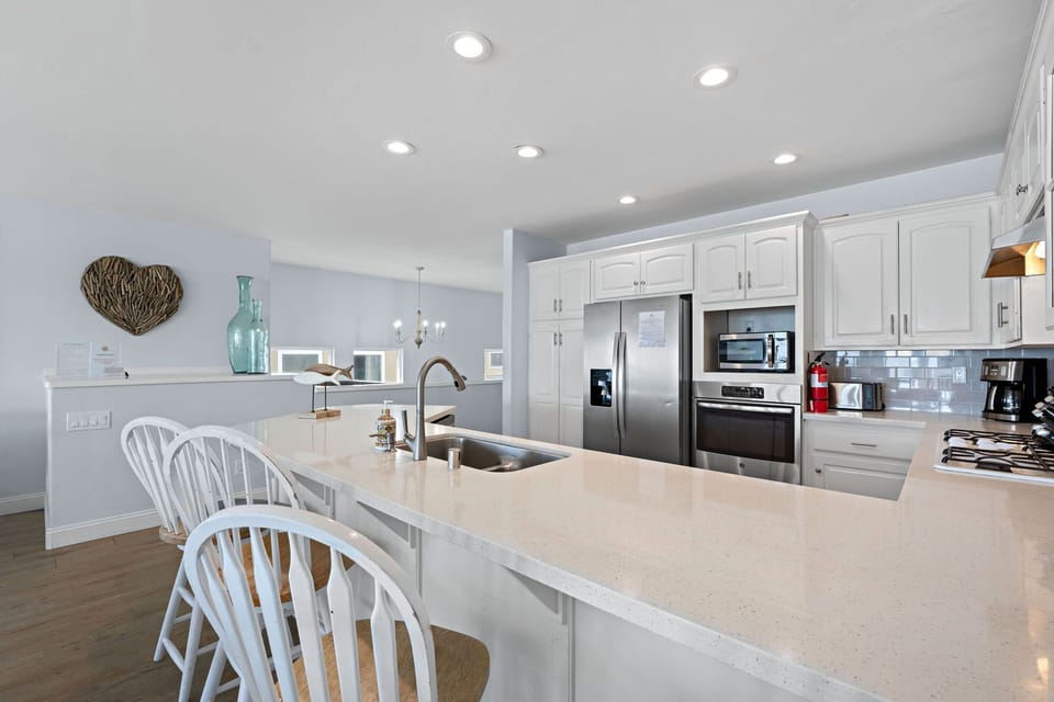 Four additional spots at the kitchen counter for casual snacks and morning coffee.
