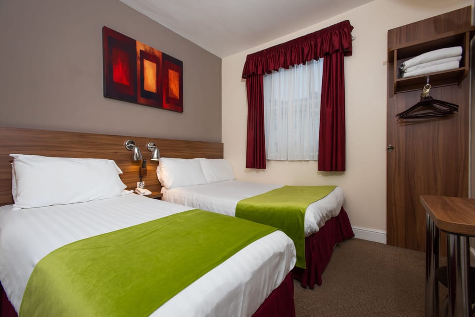 Comfort Triple Room | In-room safe, desk, free WiFi, bed sheets