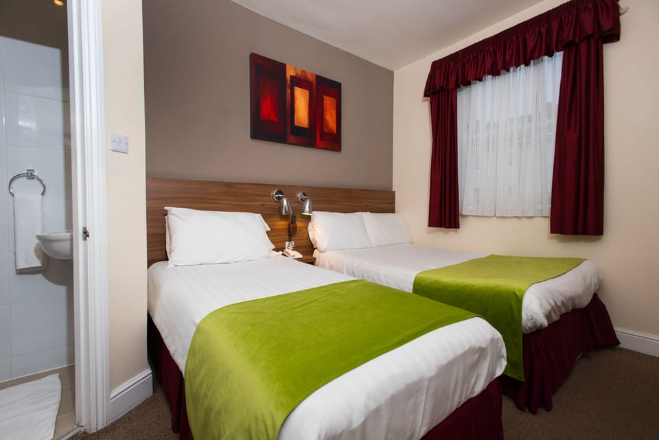 Comfort Triple Room | In-room safe, desk, free WiFi, bed sheets