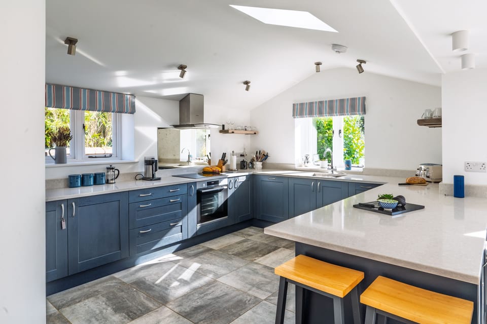 Owl Cottage, Great Snoring: Gorgeous bright modern kitchen