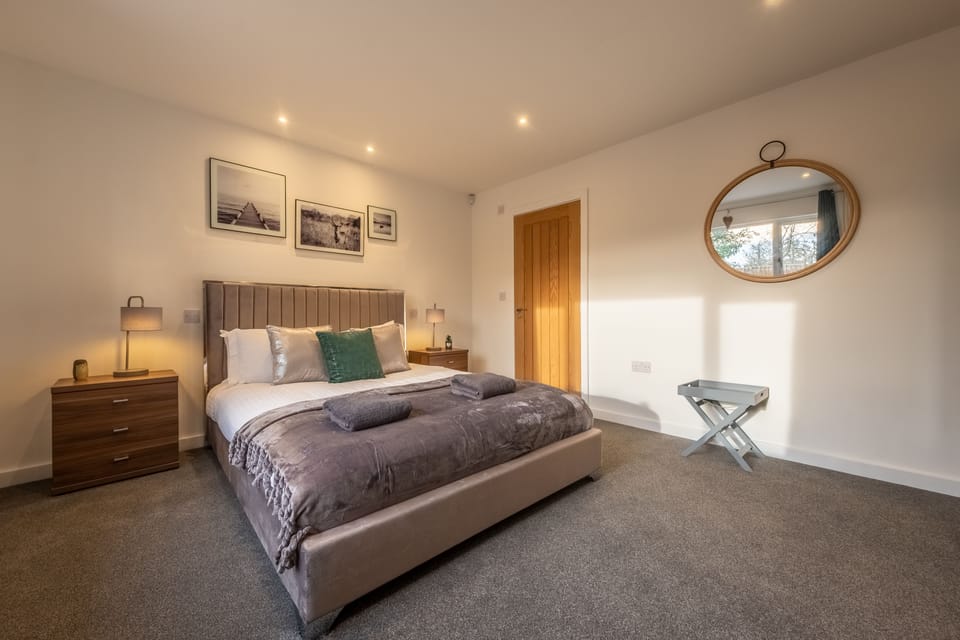 Master bedroom with 5' king-size bed