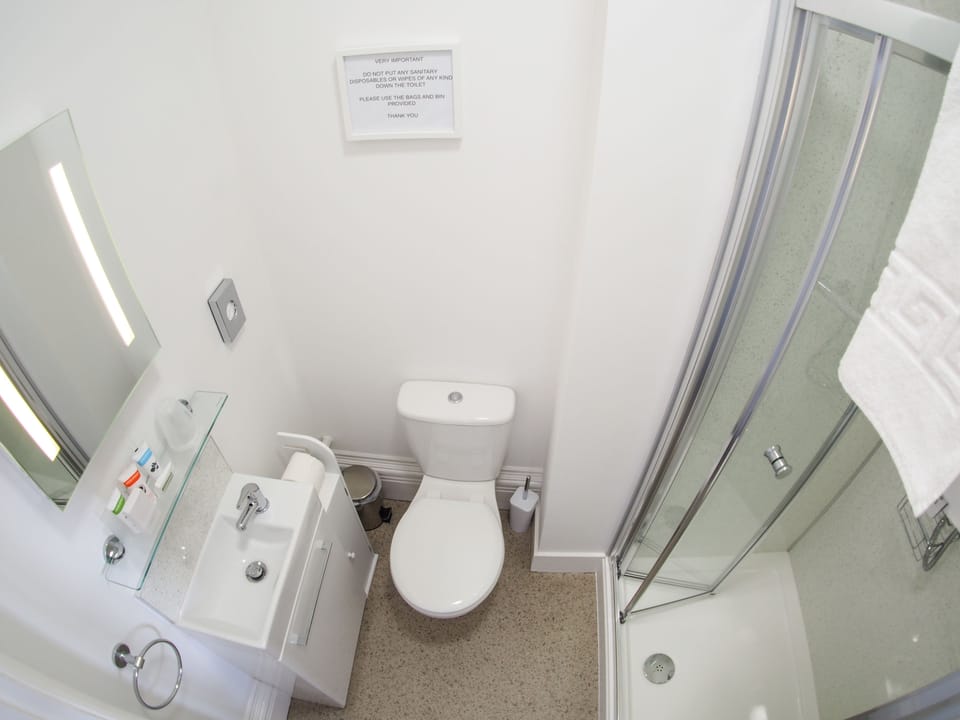 Double Room, 1 King Bed | Bathroom | Free toiletries, hair dryer, towels, soap
