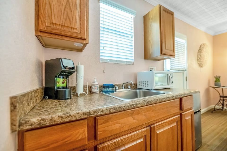 Studio | Private kitchenette | Mini-fridge, microwave, coffee/tea maker, cookware/dishes/utensils