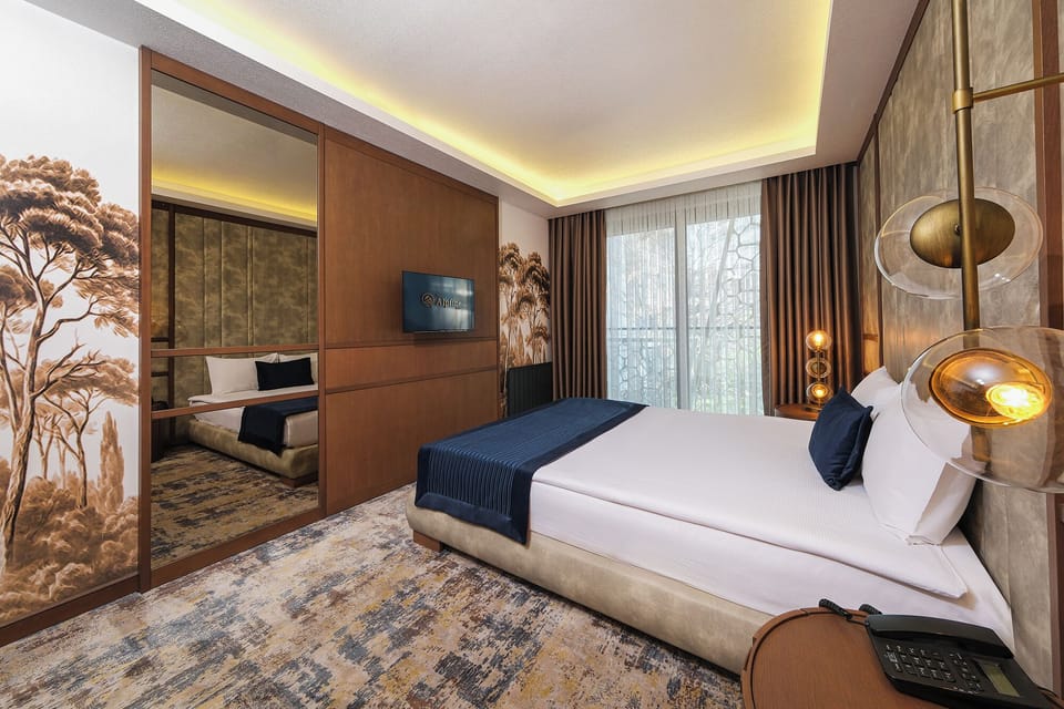 Luxury Suite | Minibar, free WiFi, bed sheets