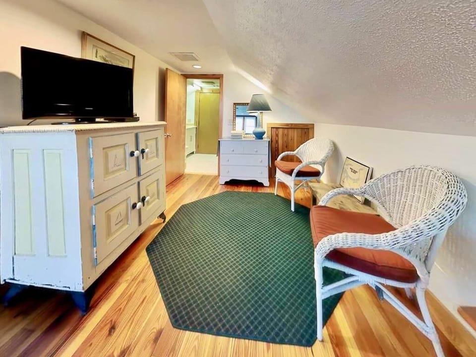 Bedroom 6 - Top Floor