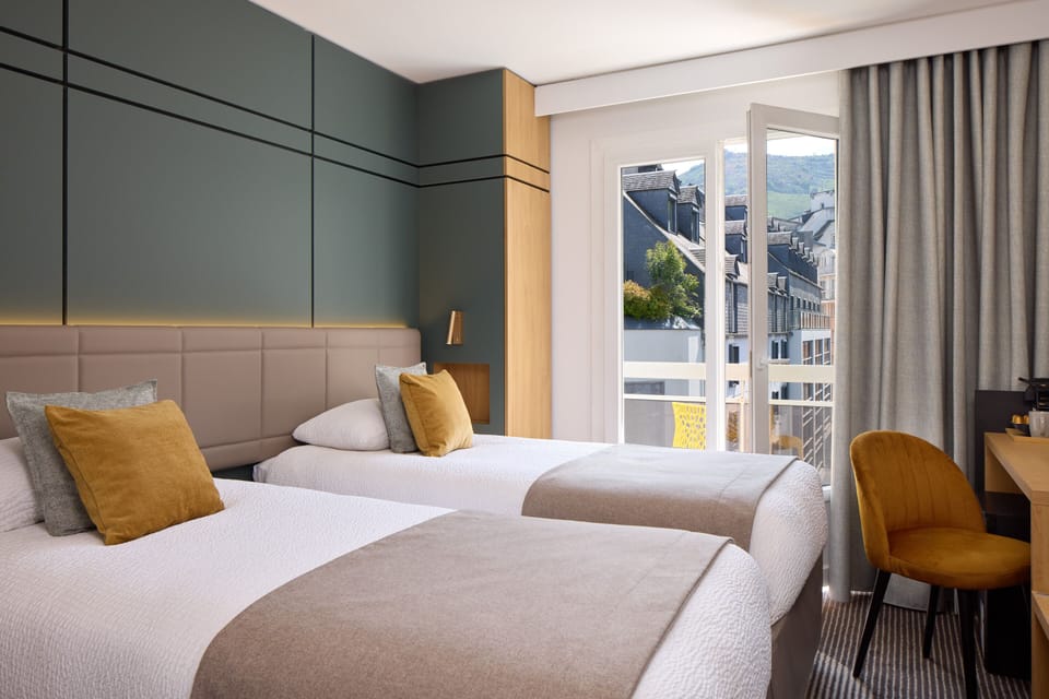 Premium bedding, in-room safe, desk, laptop workspace