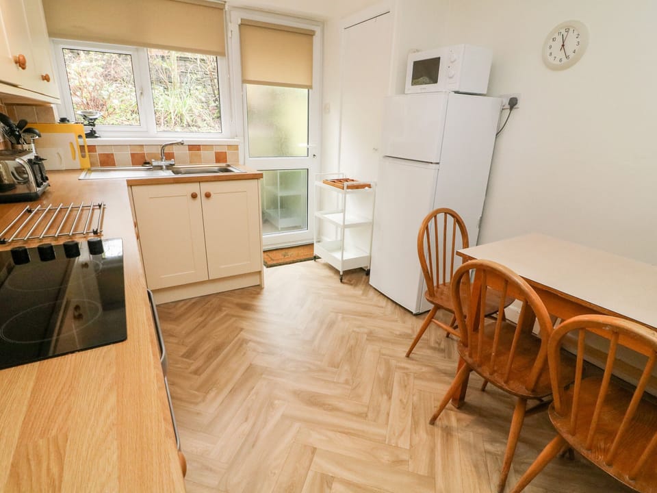Cottage | Private kitchen | Fridge, dishwasher, electric kettle, toaster