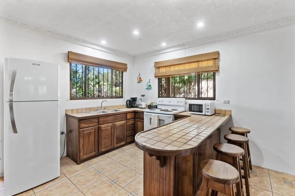 Kitchen with breakfast bar