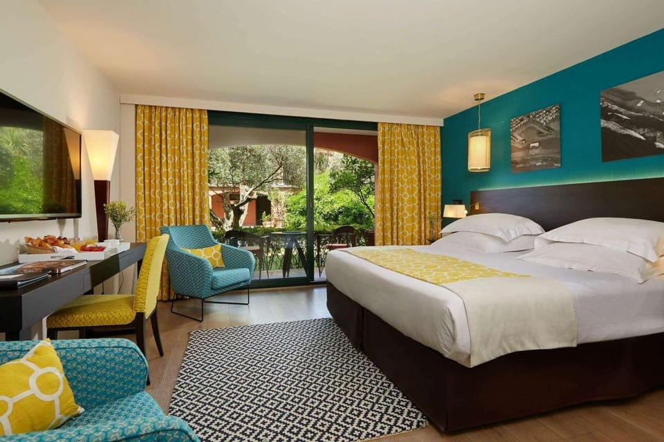 Deluxe Room | Egyptian cotton sheets, premium bedding, pillowtop beds, minibar