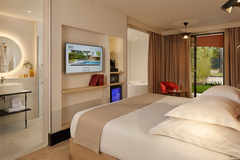 Mini Suite Jacuzzi | Egyptian cotton sheets, premium bedding, pillowtop beds, minibar