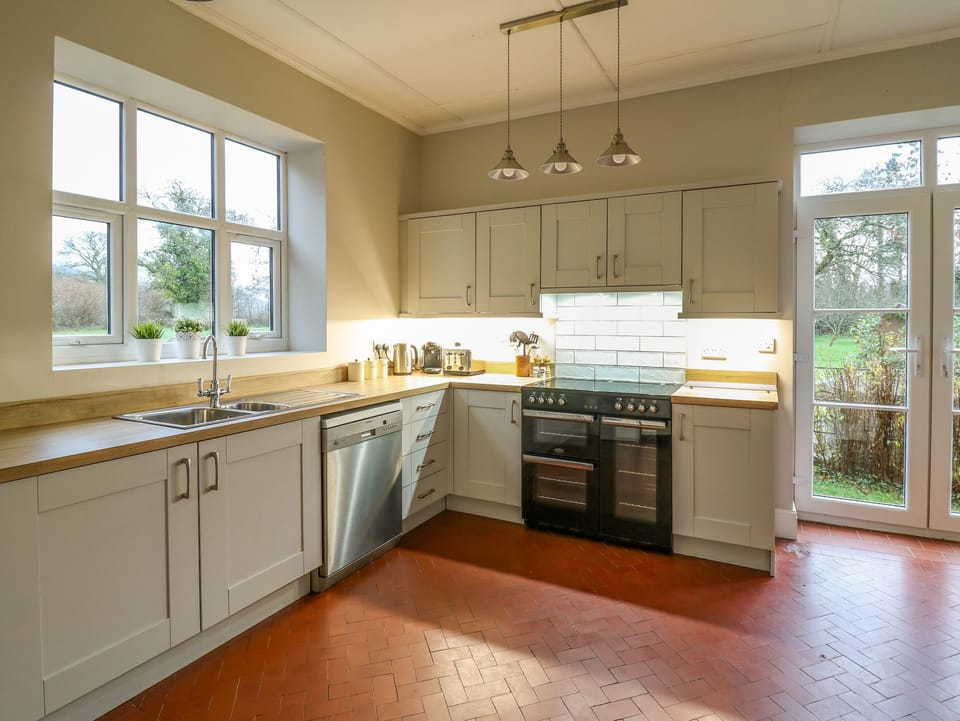 Cottage | Private kitchen | Fridge, dishwasher, electric kettle, toaster