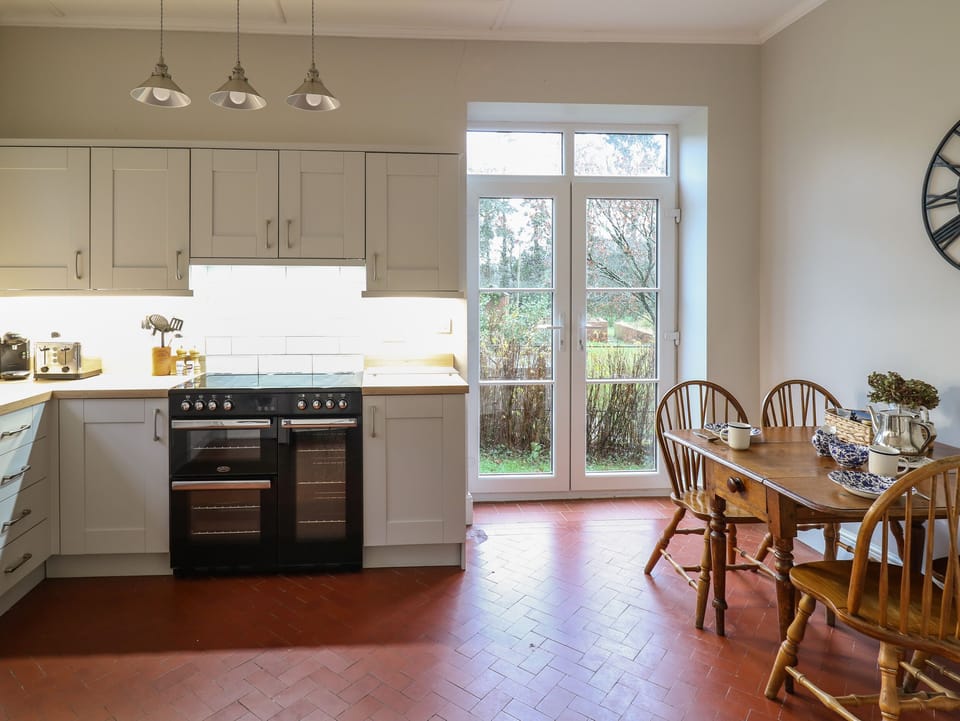 Cottage | Private kitchen | Fridge, dishwasher, electric kettle, toaster