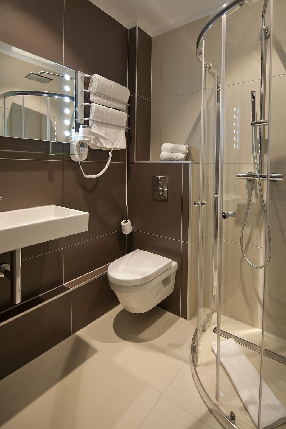 Triple Room | Bathroom | Shower, free toiletries, hair dryer, towels