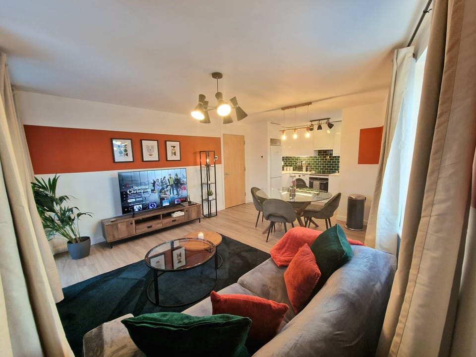 City Apartment | 2 bedrooms, laptop workspace, free WiFi, bed sheets