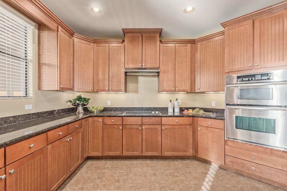 Kitchen with 4-burner electric stovetop, microwave & oven