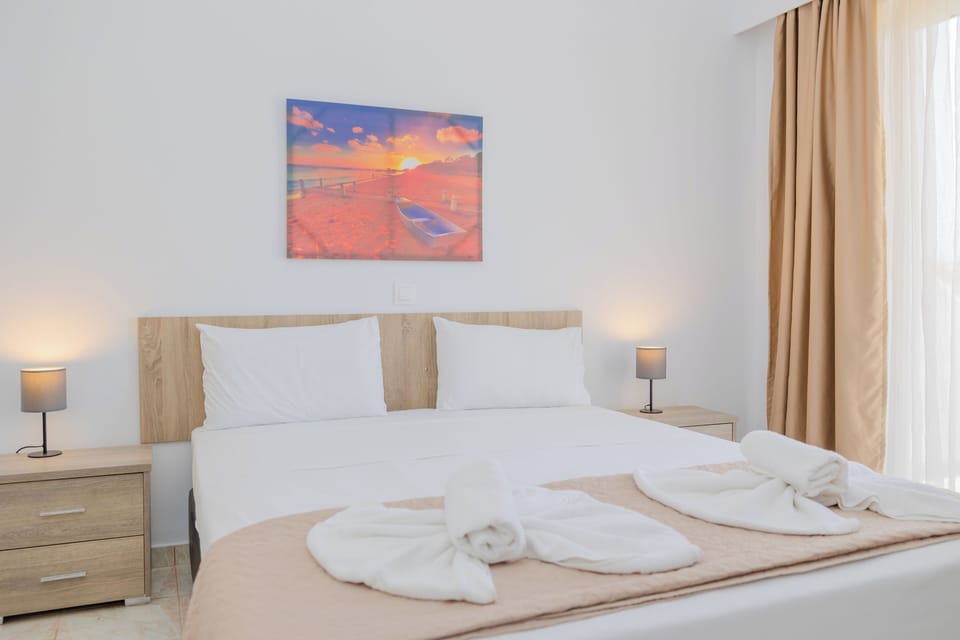 Deluxe Double Room, Partial Sea View | Egyptian cotton sheets, premium bedding, in-room safe