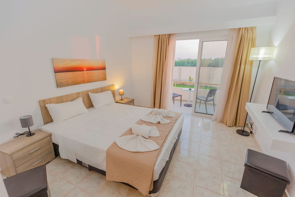 Deluxe Double Room, Partial Sea View | Egyptian cotton sheets, premium bedding, in-room safe