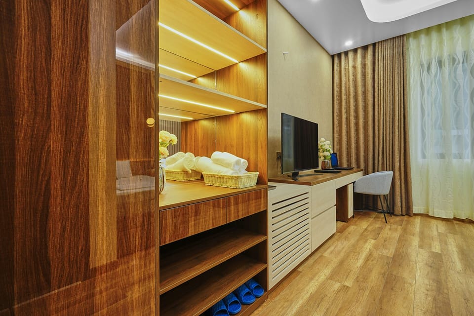 8 bedrooms, Select Comfort beds, individually furnished, desk