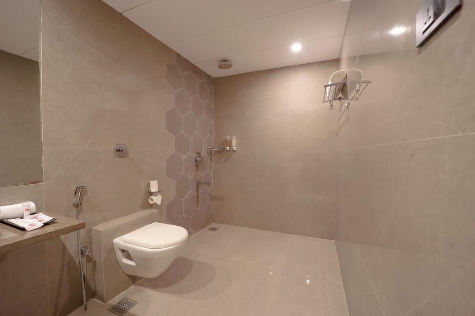 Suite Room | Bathroom | Shower, rainfall showerhead, free toiletries, hair dryer