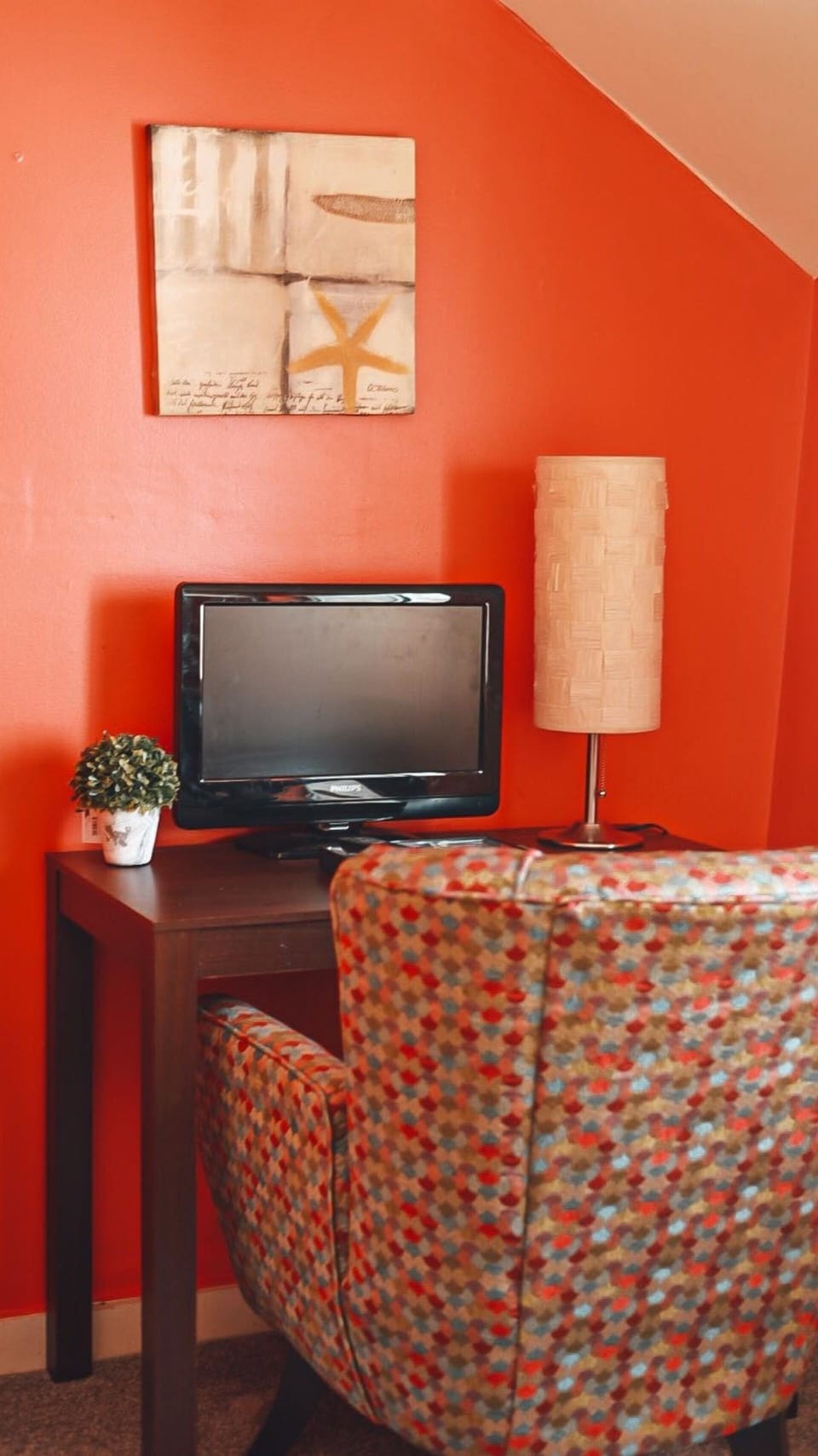 Desk area with TV in Orange room