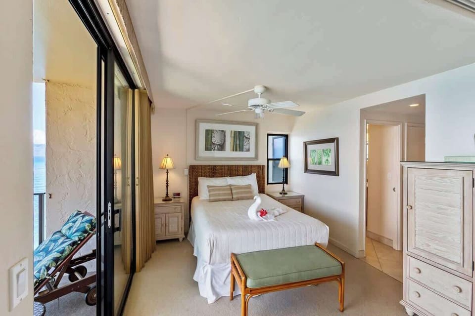 Queen size bed with direct lanai access
