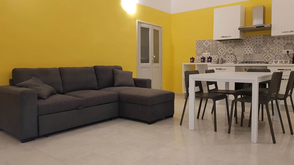 a few meters from the Monastery of Santa Chiara Apartment in Naples