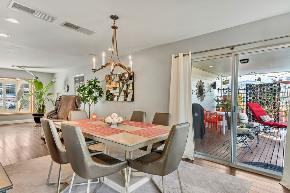 Check out the dining area... 