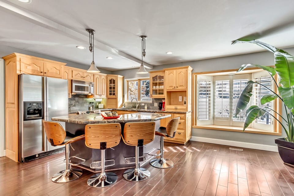 Come in to the beautiful kitchen area—a cook's delight! 