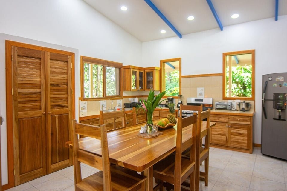Kitchen with stove, oven, and refrigerator, Blue Maverick in Puerto Viejo